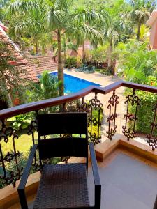 Uitzicht op het zwembad bij The Bungalows Light House, Goa by Leisure Hotels of in de buurt