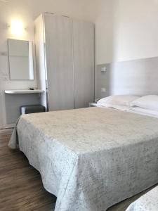 Letto o letti in una camera di Hotel Nelson