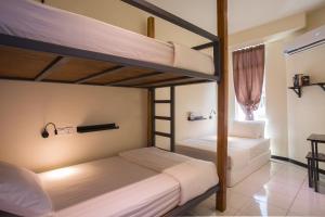 Katil dua tingkat atau katil-katil dua tingkat dalam bilik di Kuree Hut
