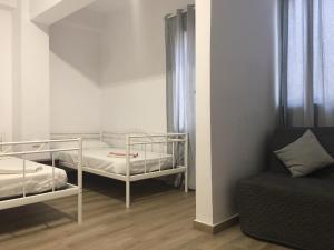 アリカンテにあるAlicante centre ,Plage et Quartier animé,Wifi Climの二段ベッド2台と椅子が備わる客室です。