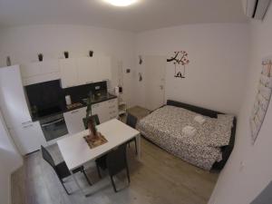 Habitación pequeña con cama y mesa en Casa Ohana, en Ancona