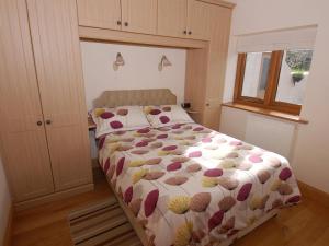 En eller flere senge i et værelse på The Milking Parlour