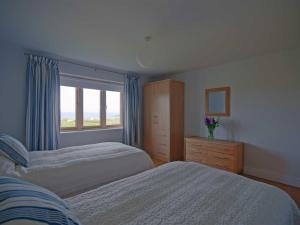 En eller flere senge i et værelse på Kareena