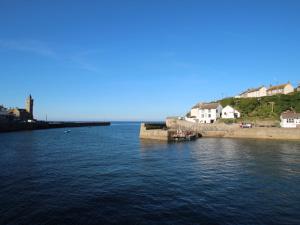 ein großer Wasserkörper mit einem Boot darin in der Unterkunft Rosa Cottage in Porthleven