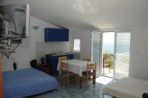 Postel nebo postele na pokoji v ubytování Apartments Dragišić + 37 fotografií
