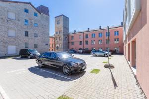 un coche aparcado en un aparcamiento junto a los edificios en Hestia Hotel Ilmarine, en Tallin