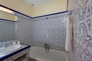 a bathroom with a sink and a tub and a toilet at Casa Vanella in Casamaccioli