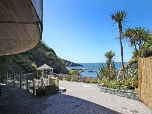 Una pasarela junto al océano con una palmera en Seascapes, en Ilfracombe 12 fotos más