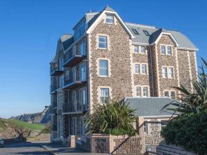 un gran edificio de ladrillo con una valla delante en Seascapes, en Ilfracombe