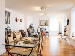 Un comedor y una sala de estar con mesa y sillas. en Seascapes, en Ilfracombe