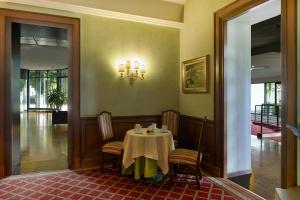 comedor con mesa y lámpara de araña en Meditur Hotel Bologna, en Bolonia