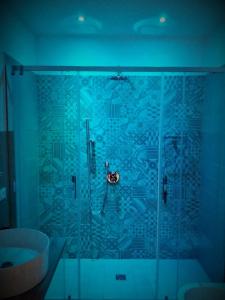 baño con ducha y puerta de cristal en B&B Oriental Palace en Catania