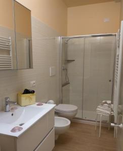 uma casa de banho com um chuveiro, um WC e um lavatório. em Le Camelie em Ginosa Marina