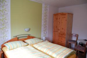 - une chambre avec un lit et une commode dans l'établissement Weingut Klein-Götz, à Bruttig-Fankel