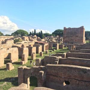 un gran anfiteatro con gente de pie en la hierba en Ripesbb Bnb In Rome, en Roma