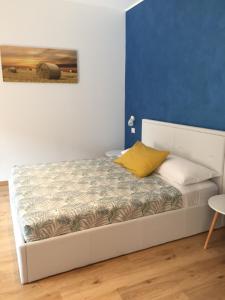 1 cama en una habitación con un cuadro en la pared en Il Gatto Stanco B&B, en Arona