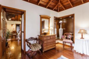 a living room with a dresser and a mirror at Etna in Breña Baja