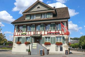 ein Gebäude mit einer Flagge davor in der Unterkunft Gasthof Pizzeria Weingarten in Affoltern