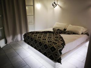 เตียงในห้องที่ Birbas Hotel