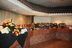 Benvenuto Hotel & Conference Centre في جوهانسبرغ: مطبخ مع طاولة مليئة بالفواكه والخضار