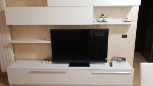 einen TV auf einem weißen Schrank in der Unterkunft Milano Malpensa Grandi AP in Gallarate