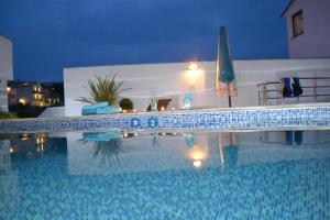 Bazén v ubytovaní Apartments Villa Holiday alebo v jeho blízkosti