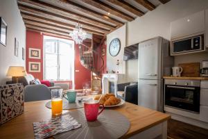 eine Küche mit einem Tisch mit einem Teller Essen drauf in der Unterkunft Le Relais Du Petit Lion in Blois