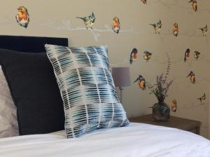 Postel nebo postele na pokoji v ubytování Kingfisher Nook at Waveney Farm