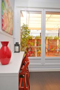 um vaso vermelho sentado num balcão numa sala em Ático con terraza en el centro de Alicante em Alicante