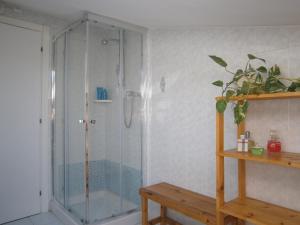 bagno con doccia e panca in legno di La Finestra sul Cielo a San Benedetto del Tronto