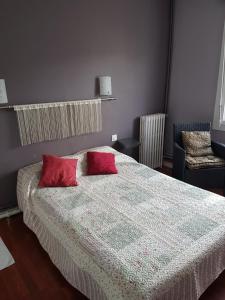 En eller flere senge i et værelse på Hotel des Voyageurs