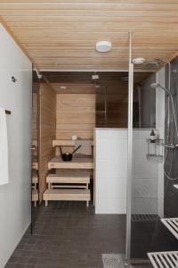 ヘルシンキにある2ndhomes Central two storey Apartment with saunaのバスルーム(シャワー、シンク付)