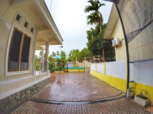 a courtyard of a house with a tennis court at Pondok Simpang Tiga in Sabang
