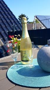 a bottle of wine and two glasses on a table at Zwei schicke Apartments mit Parkplatz in Cologne