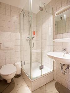 Phòng tắm tại Hotel Brauereigasthof Amberger