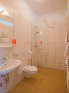 Koupelna v ubytování Hotel Brauereigasthof Amberger + 25 fotografií