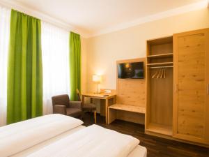 TV a/nebo společenská místnost v ubytování Hotel Brauereigasthof Amberger