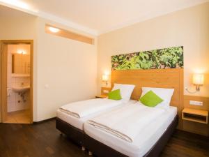 Postel nebo postele na pokoji v ubytování Hotel Brauereigasthof Amberger