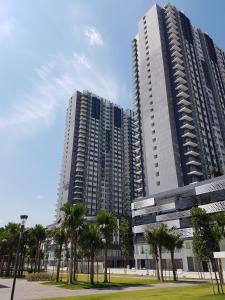 バンギにあるSouthville Stay @ Savanna Executive Suiteの公園内のヤシの木がある高い建物2棟