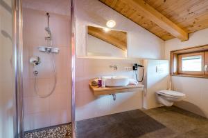 Vannituba majutusasutuses Almdorf Almlust