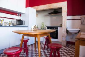 Kuchyň nebo kuchyňský kout v ubytování La Palma Hostel Leiria