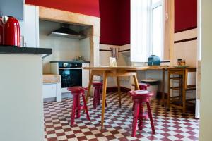 Kuchyň nebo kuchyňský kout v ubytování La Palma Hostel Leiria