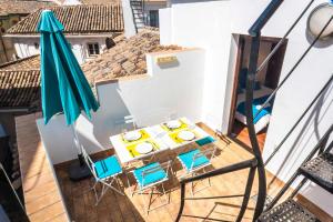 una vista aérea de una mesa, sillas y una sombrilla en Abades Giralda Deluxe by Valcambre, en Sevilla