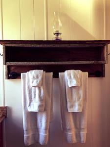 a pair of towels hanging on a shelf in a bathroom at Hannon House in Darby +43 photos