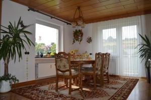 comedor con mesa y sillas en Ferienhaus Margaretha, en Hallschlag