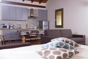 Una cocina y una sala de estar con un sofá y una mesa. en La Corte Di Anna Agriturismo, en San Giovanni Lupatoto 40 fotos más