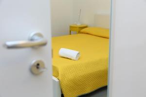 a room with a bed with a towel on it at casa verdemare in Cefalù