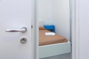 a small room with a bed and a mirror at casa verdemare in Cefalù