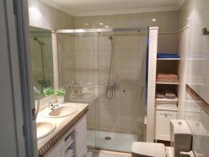 プラヤ・ブランカにあるCaballito de Mar - Seahorseのバスルーム(シャワー、洗面台、トイレ付)