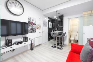 TV a/nebo společenská místnost v ubytování Argüelles Apartment